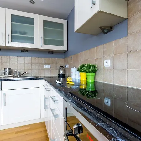 Amethyst Apartment *