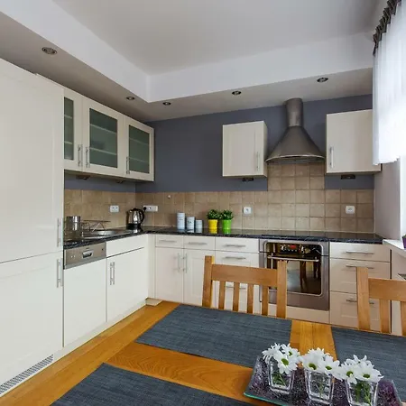 Amethyst Apartment *